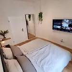 Stylisches Apartment In Zentraler Lage Mit Balkon